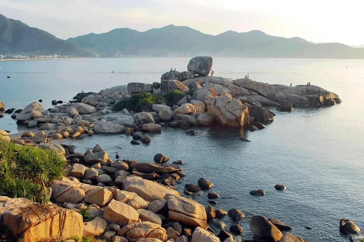 Bãi đá Hòn Chồng Nha Trang nhìn ra vịnh biển xanh