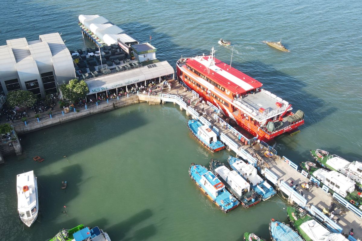 cau da port hon tam island