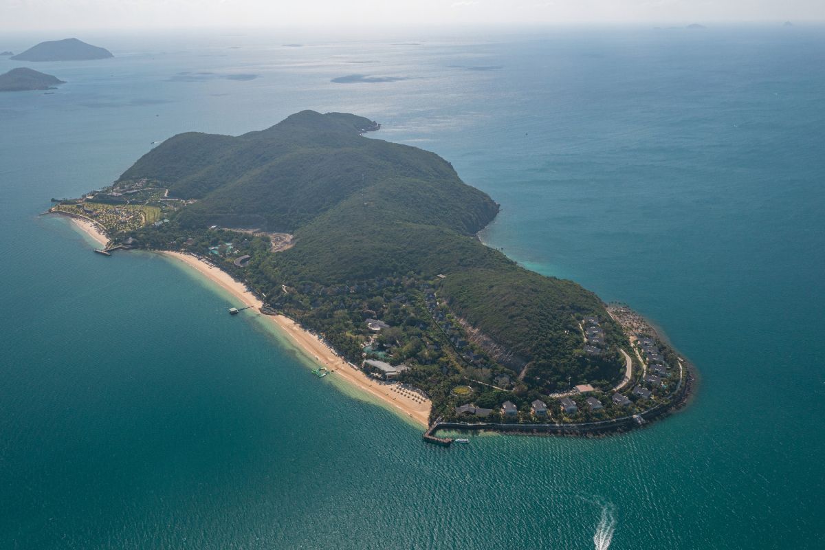 where is hon tam island