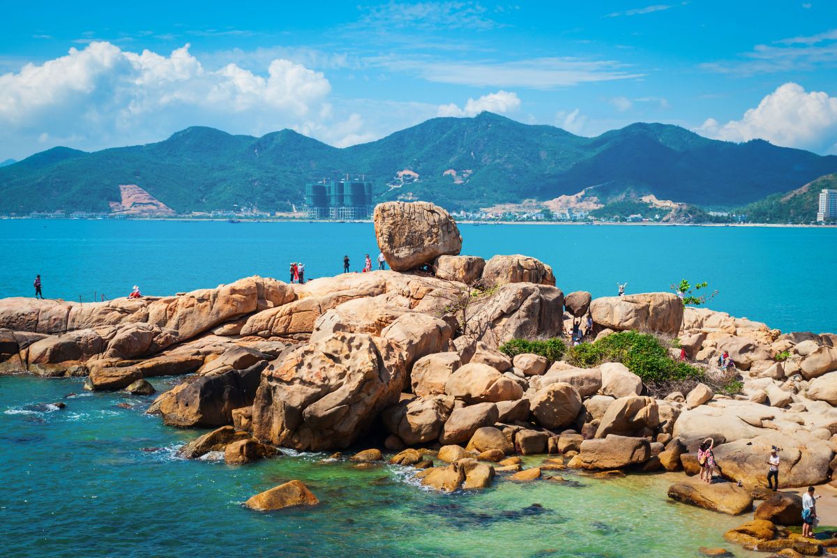 khám phá hòn chồng nha trang