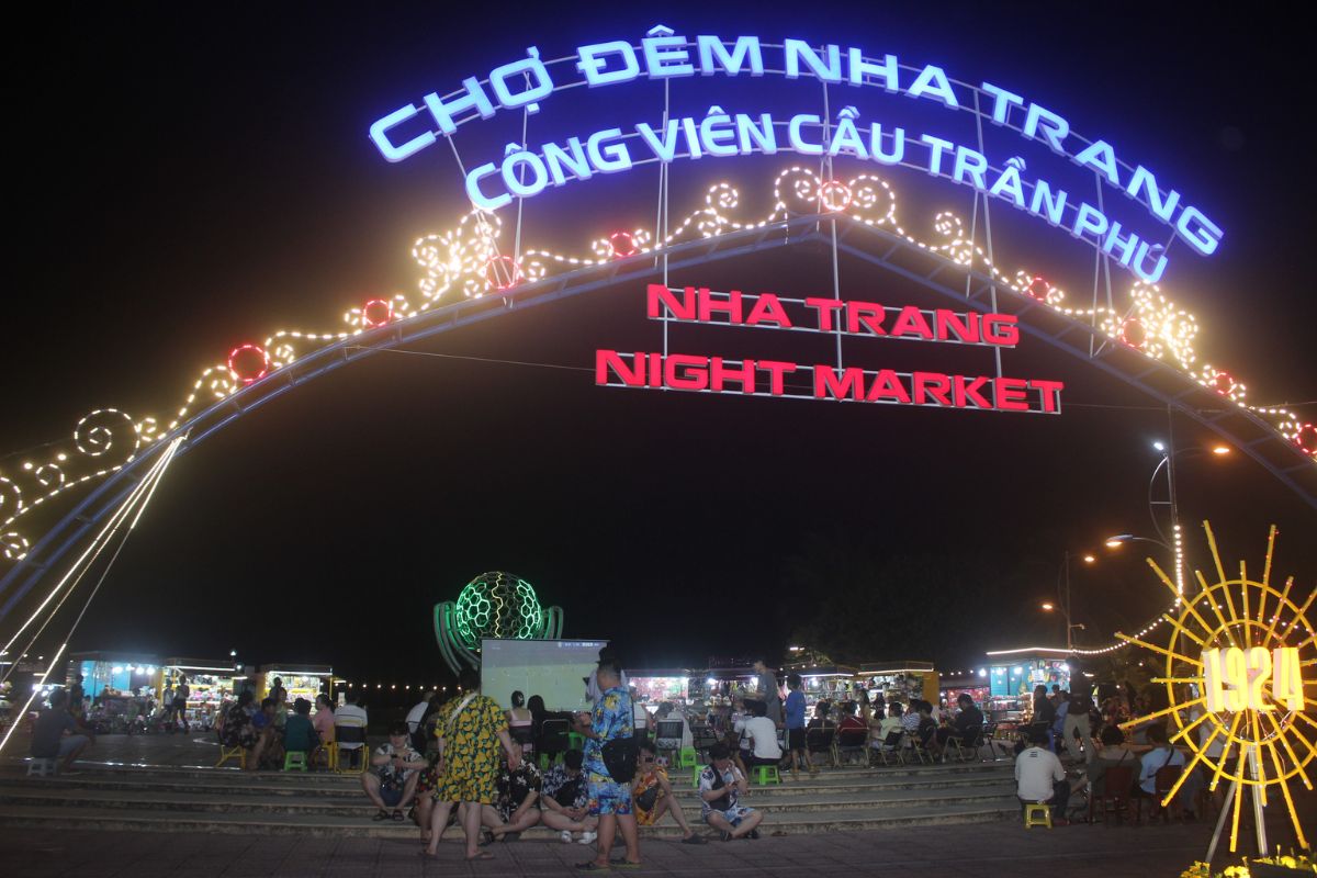 visit night market on mid-autumn